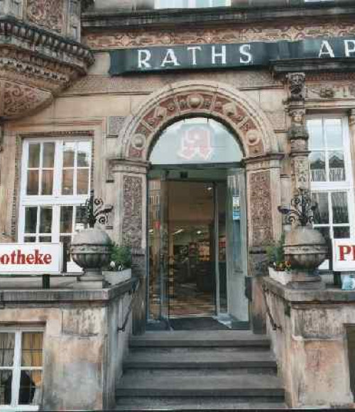 © Raths Apotheke | Raths Apotheke Eingang vorne | 